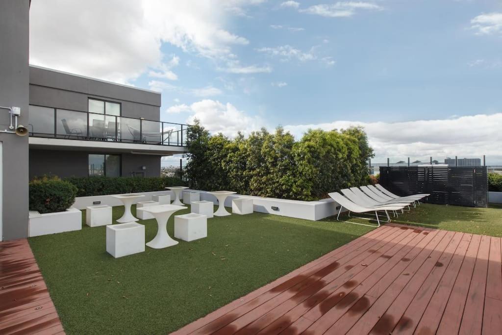 Stylish W/ Stunning Rooftop Views & Hot Tub Apartment Melbourne