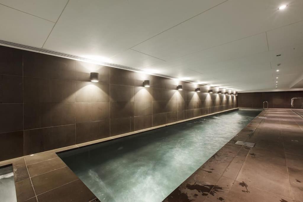 Stylish W/ Stunning Rooftop Views & Hot Tub Melbourne