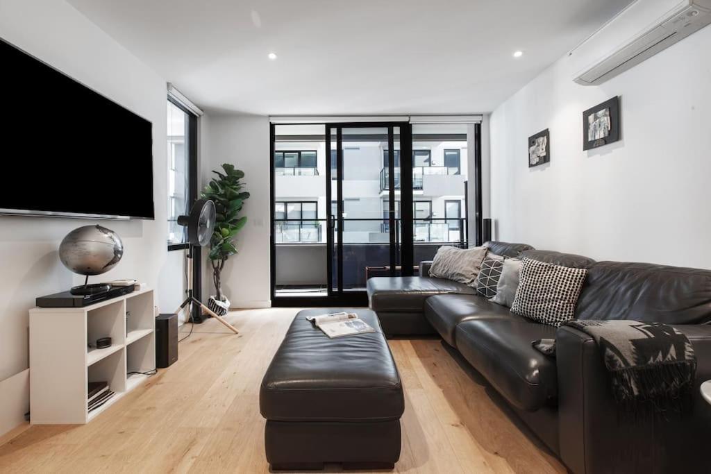 Stylish W/ Stunning Rooftop Views & Hot Tub