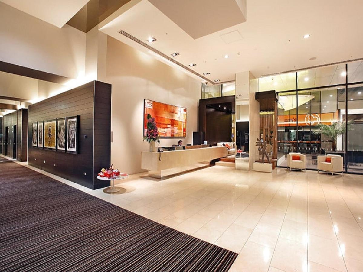 Apartment Luxury Designer In Prestigious Location In Melbourne