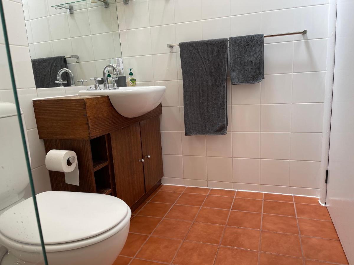 2 Bedroom Art Deco Light Filled Melbourne