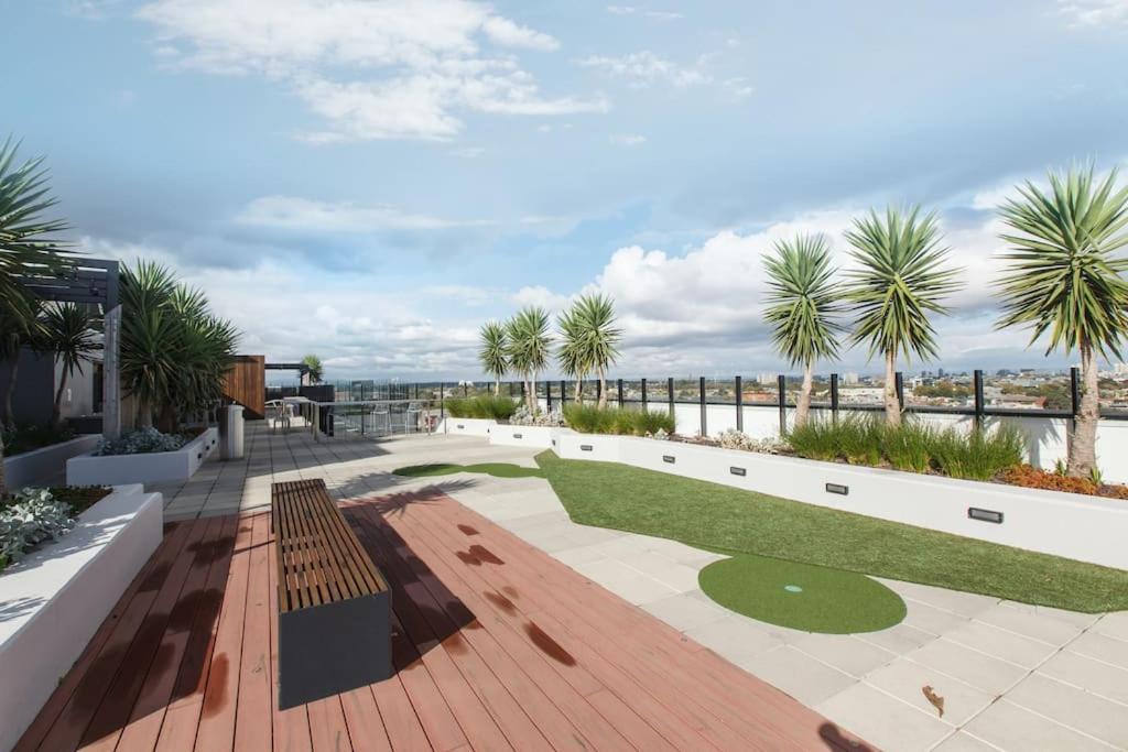 Stylish W/ Stunning Rooftop Views & Hot Tub Apartment