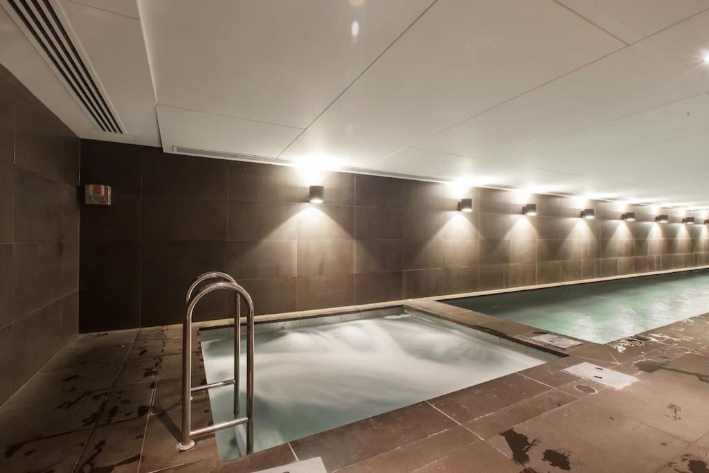Stylish W/ Stunning Rooftop Views & Hot Tub Apartment *