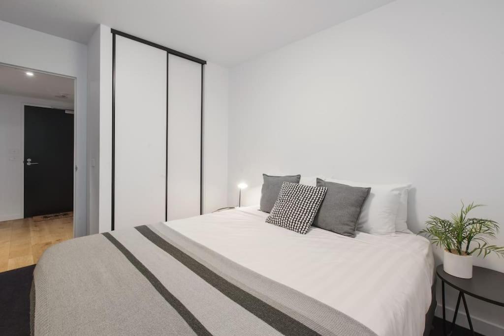 Stylish W/ Stunning Rooftop Views & Hot Tub Melbourne