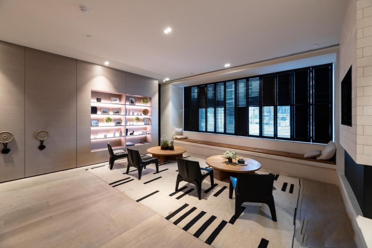 2 Bedroom, 2 Queen Bed, 2 Bath, Large Balcony, Waterfront Living. 106sqm Apartment Melbourne