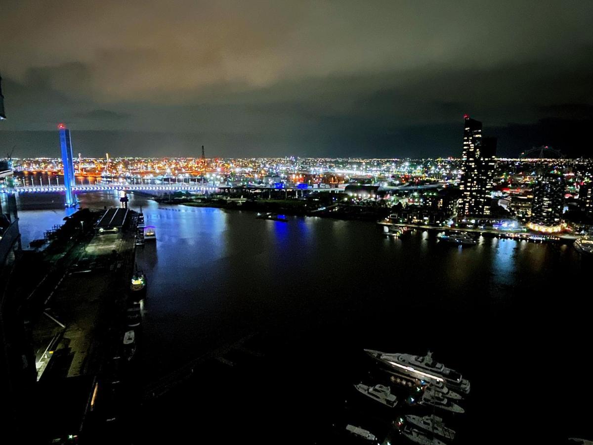 2 Bedroom, 2 Queen Bed, 2 Bath, Large Balcony, Waterfront Living. 106sqm Melbourne