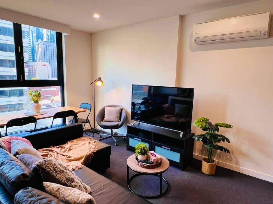 Comfort Living 2 Bedroom In Heart Of Cbd Melbourne