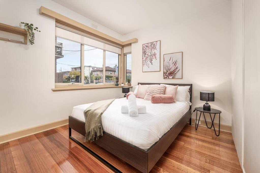 Bright & Comfy 2 Bedroom St Kilda East *