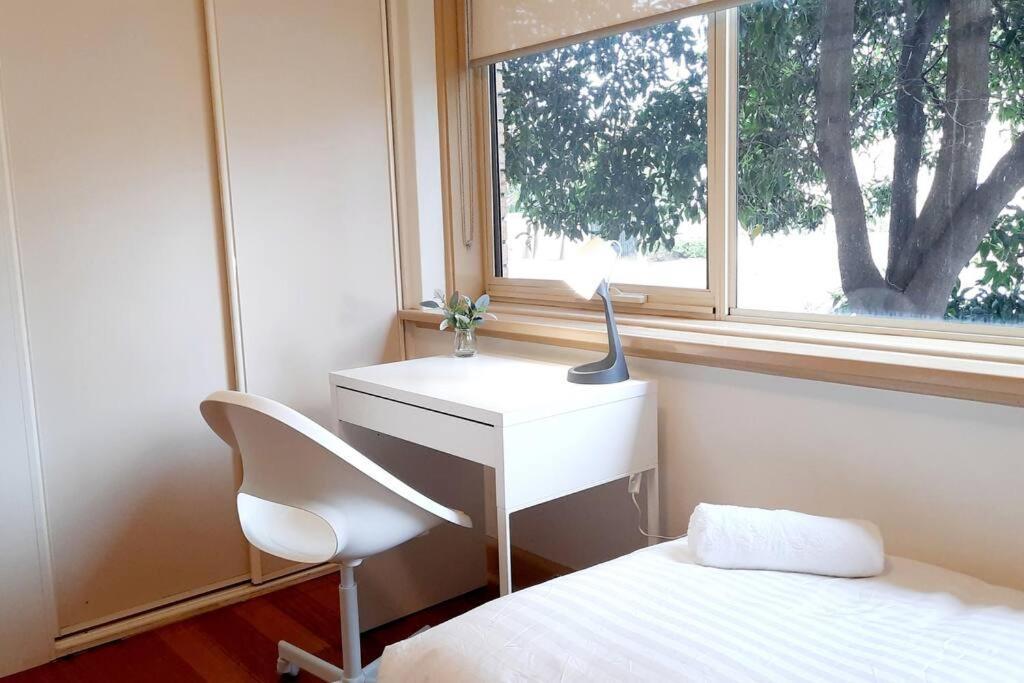 Bright & Comfy 2 Bedroom St Kilda East Apartment