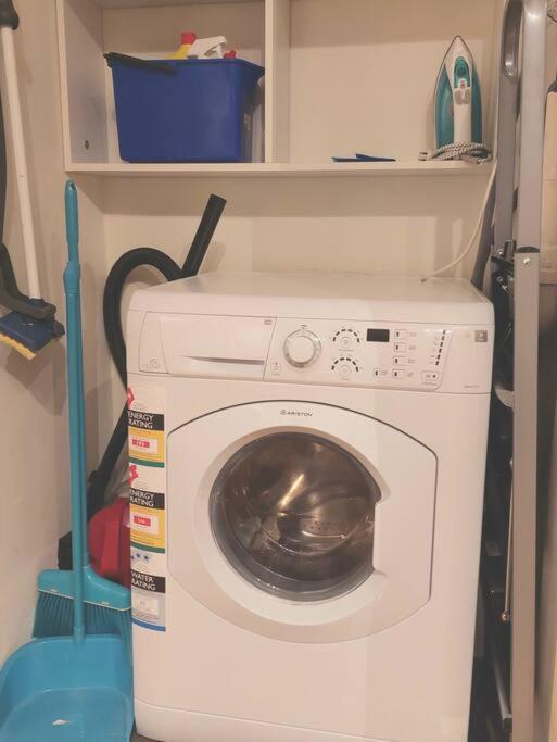 Bright & Comfy 2 Bedroom St Kilda East Apartment *