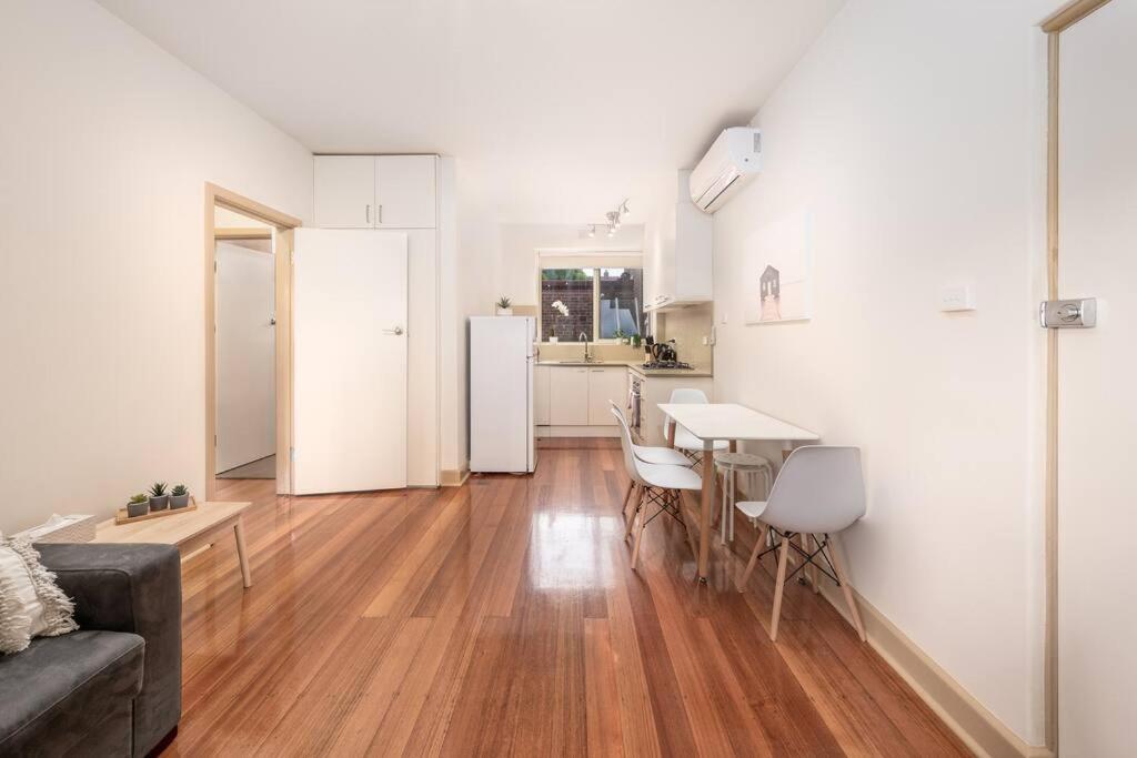 Bright & Comfy 2 Bedroom St Kilda East Apartment