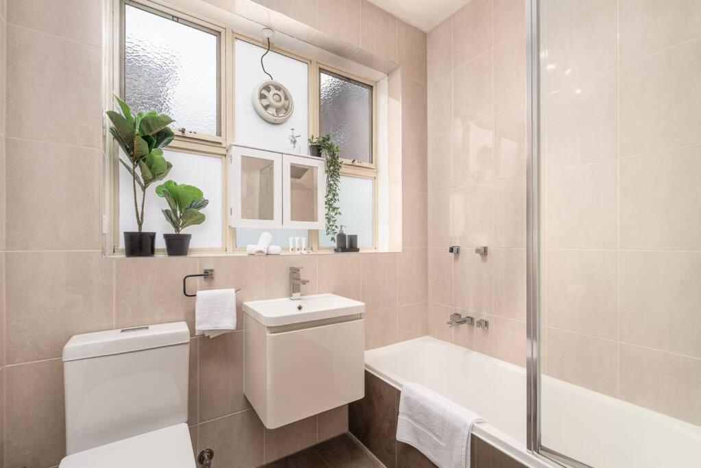 Bright & Comfy 2 Bedroom St Kilda East