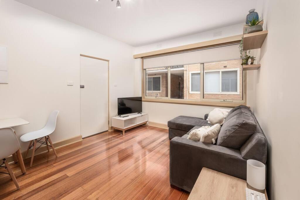 Bright & Comfy 2 Bedroom St Kilda East Apartment *