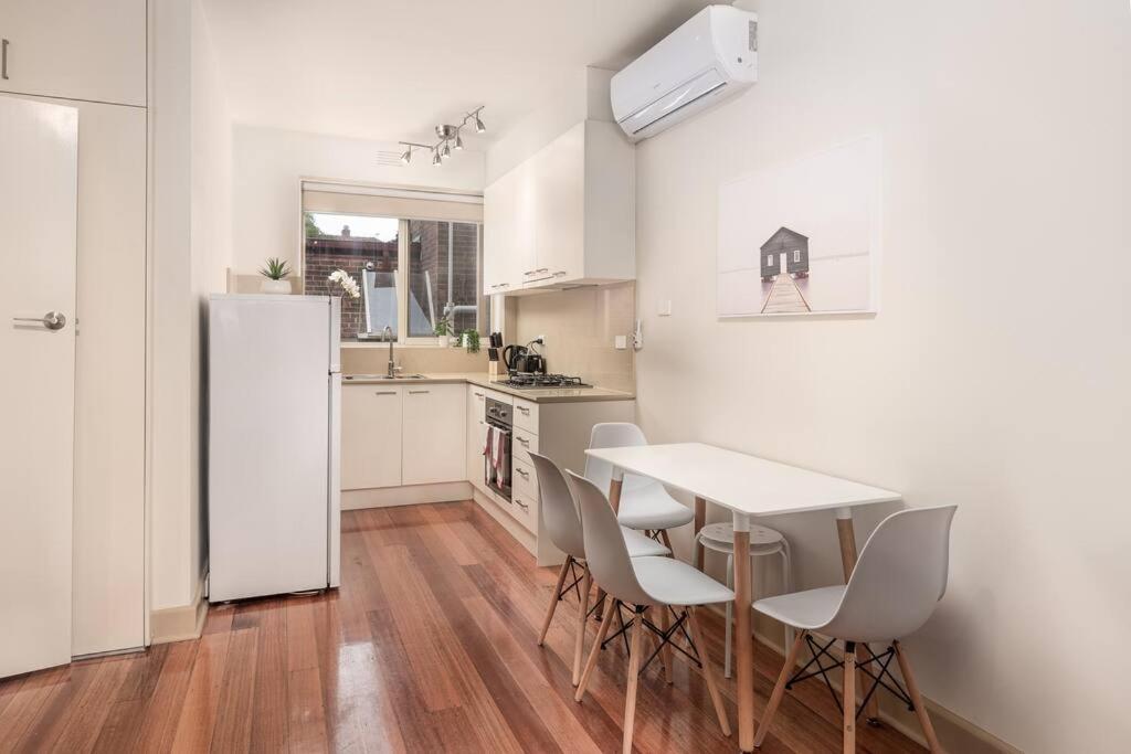 Bright & Comfy 2 Bedroom St Kilda East *