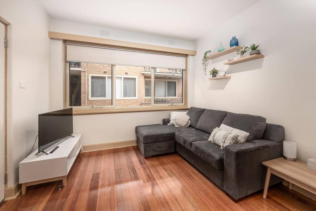 Bright & Comfy 2 Bedroom St Kilda East Apartment *
