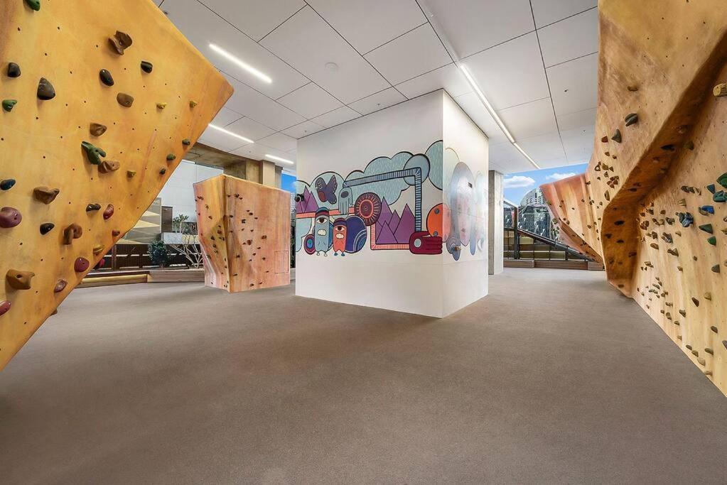 Beautiful Unit W/ Pool, Gym, Sauna& Free Carpark Melbourne