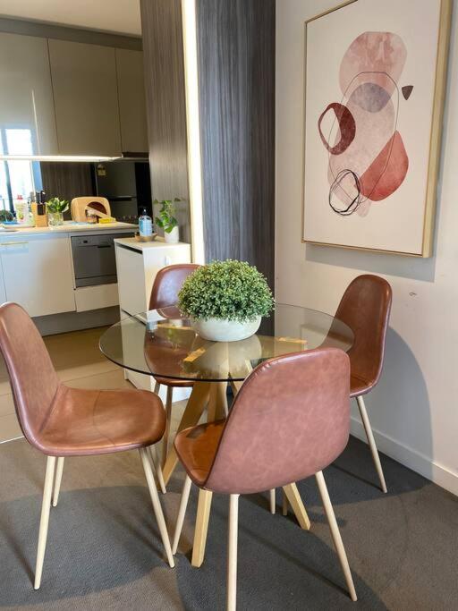 Beautiful Unit W/ Pool, Gym, Sauna& Free Carpark * Melbourne