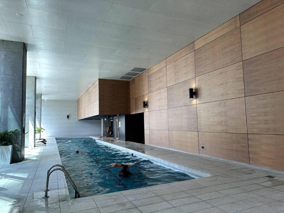 Apartment Beautiful Unit W/ Pool, Gym, Sauna& Free Carpark