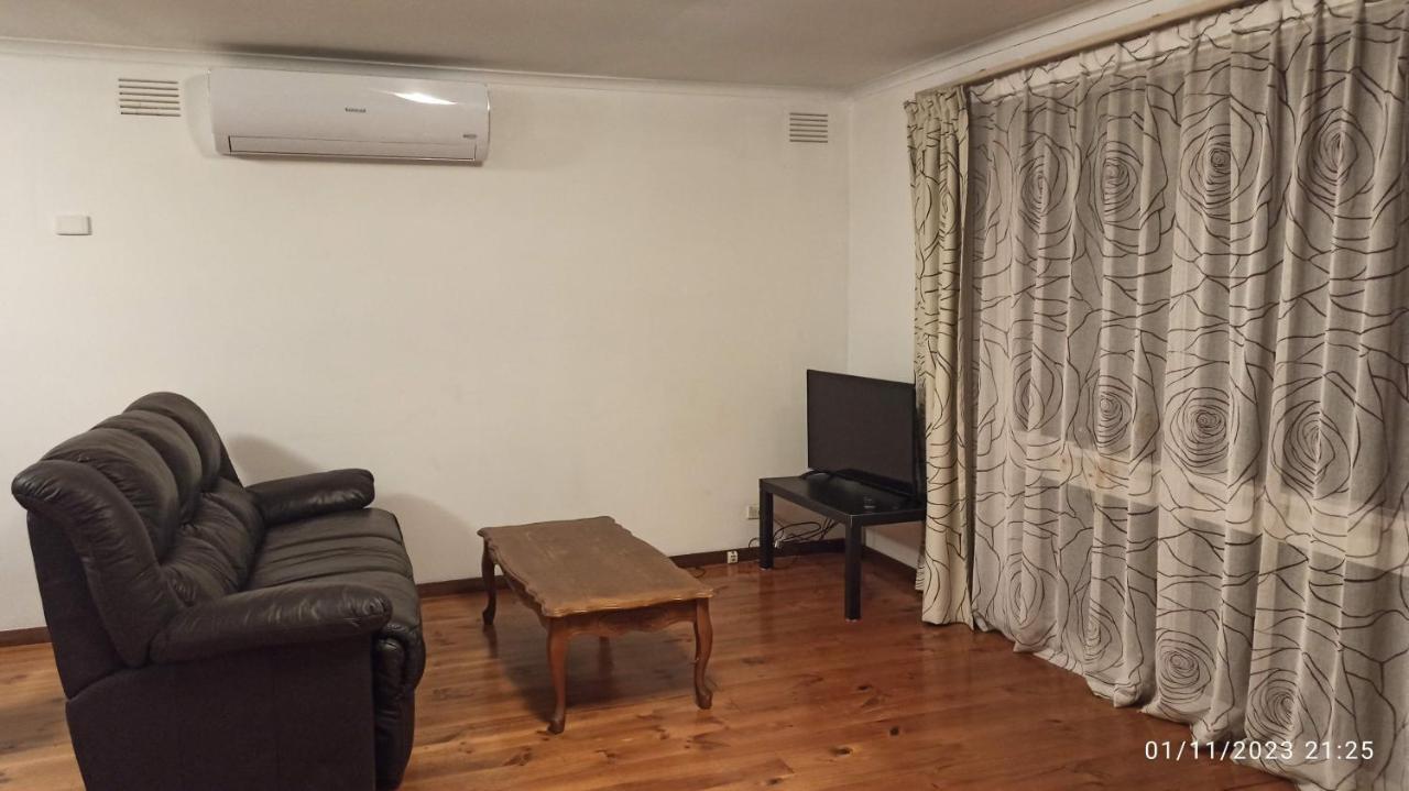 Caulfield Family With Large Space Melbourne