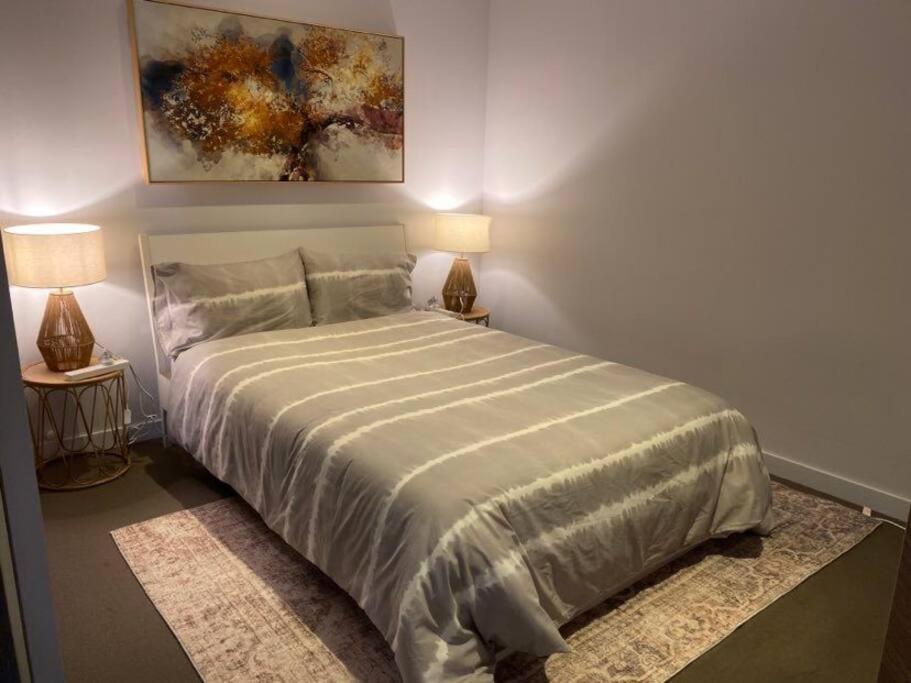 Beautiful Unit W/ Pool, Gym, Sauna& Free Carpark
