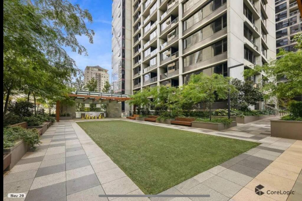 Beautiful Unit W/ Pool, Gym, Sauna& Free Carpark Apartment Melbourne