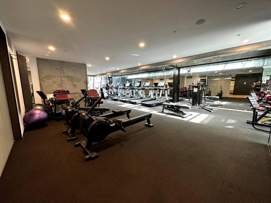 Beautiful Unit W/ Pool, Gym, Sauna& Free Carpark Melbourne