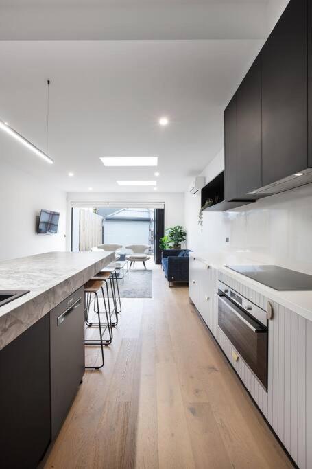 Entire House - The Charmer Apartment *