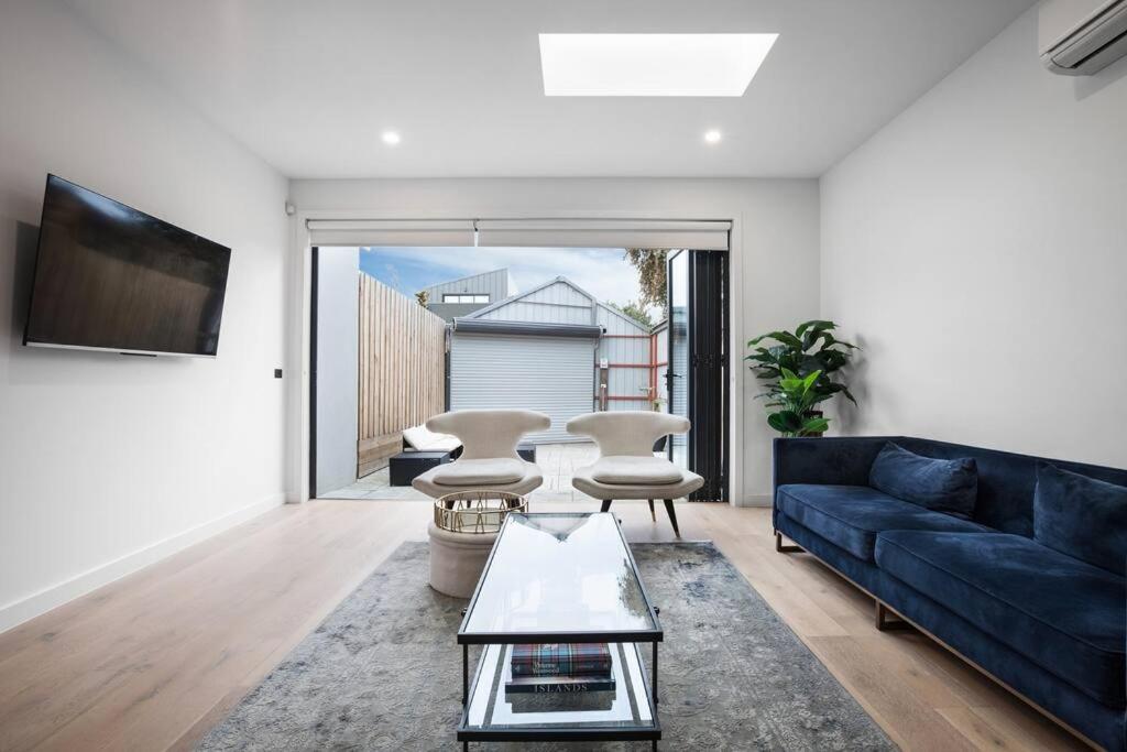 Entire House - The Charmer * Melbourne