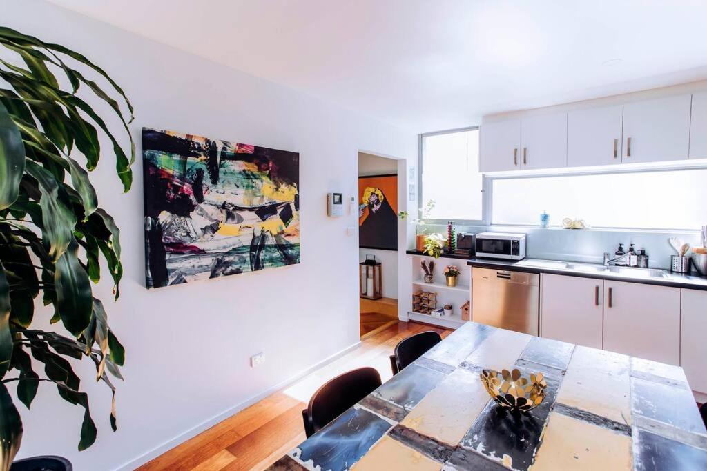 Apartment Townhouse Close To Tennis & Mcg With Free Parking *