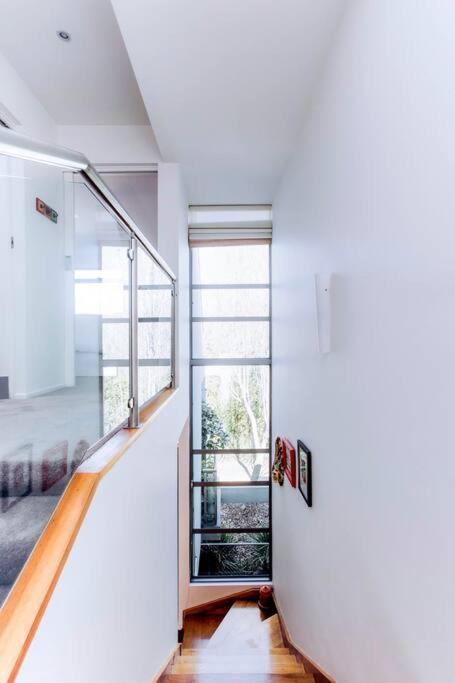 Apartment Townhouse Close To Tennis & Mcg With Free Parking *
