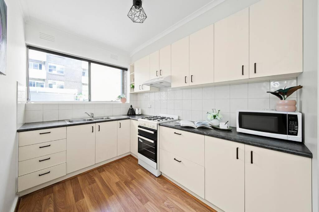 Sun And Park Apartment Melbourne