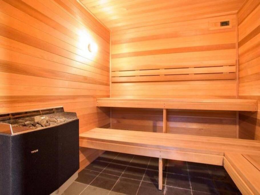 Beautiful Unit W/ Pool, Gym, Sauna& Free Carpark Apartment