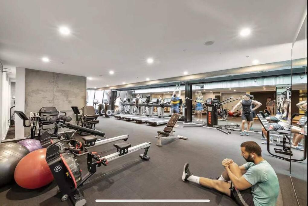 Apartment Beautiful Unit W/ Pool, Gym, Sauna& Free Carpark *