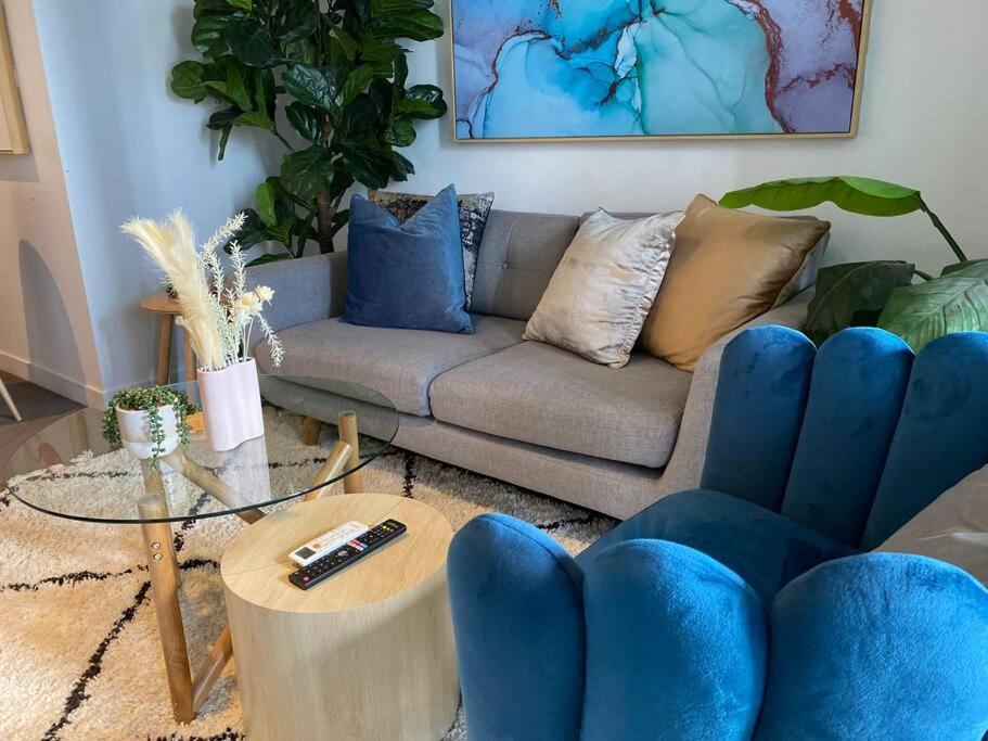 Beautiful Unit W/ Pool, Gym, Sauna& Free Carpark