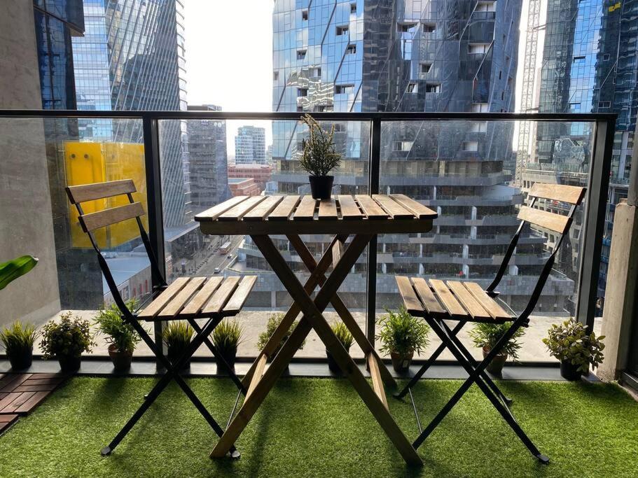 Beautiful Unit W/ Pool, Gym, Sauna& Free Carpark Apartment *