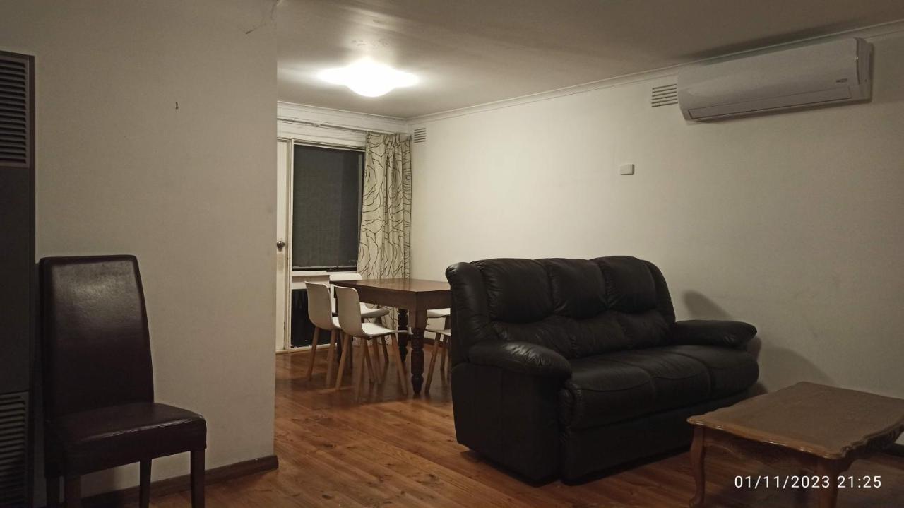 Caulfield Family With Large Space *