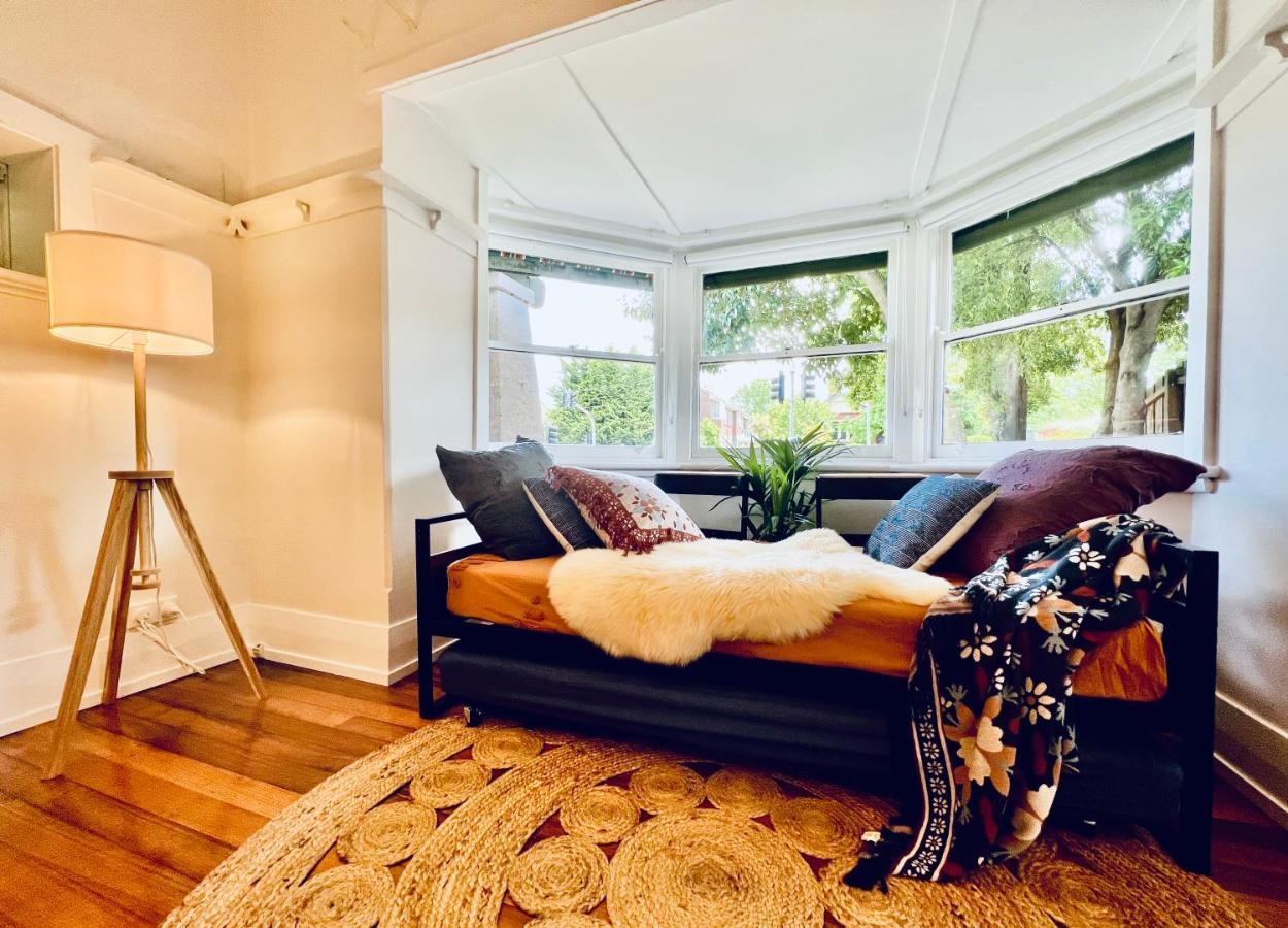 Charming King Beds Period With Amazing Rumpus And Outdoor Chimnea In Inner East Villa *