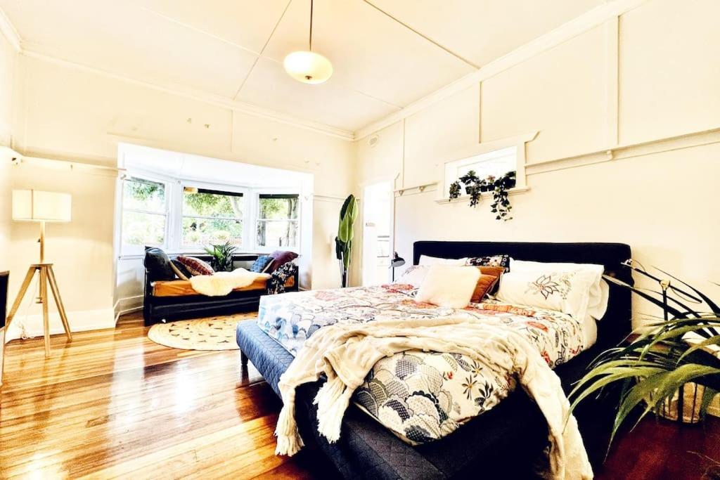 Villa Charming King Beds Period With Amazing Rumpus And Outdoor Chimnea In Inner East *
