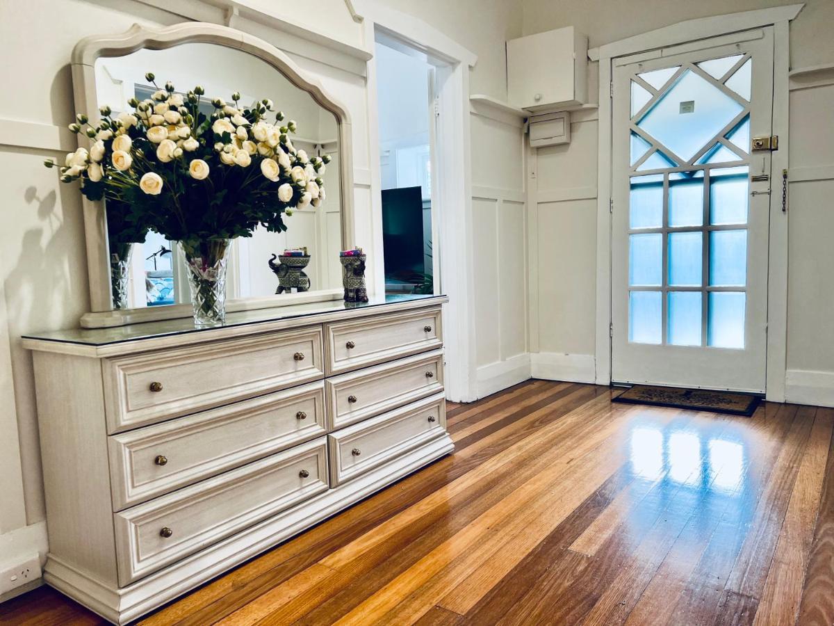 Charming King Beds Period With Amazing Rumpus And Outdoor Chimnea In Inner East Villa *