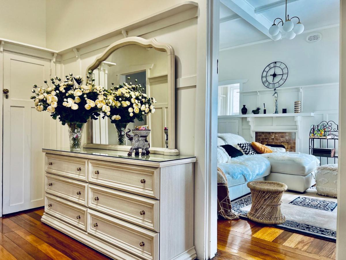 Charming King Beds Period With Amazing Rumpus And Outdoor Chimnea In Inner East Villa
