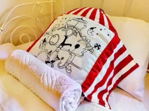Charming King Beds Period With Amazing Rumpus And Outdoor Chimnea In Inner East Villa *