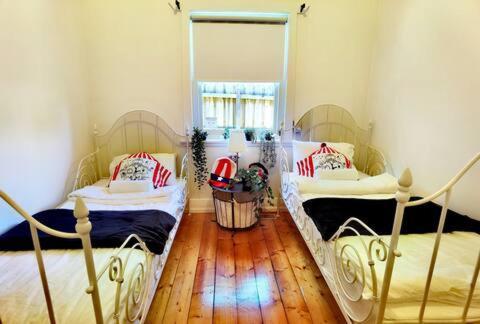 Villa Charming King Beds Period With Amazing Rumpus And Outdoor Chimnea In Inner East Melbourne