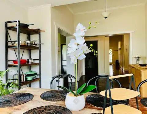 Villa Charming King Beds Period With Amazing Rumpus And Outdoor Chimnea In Inner East *