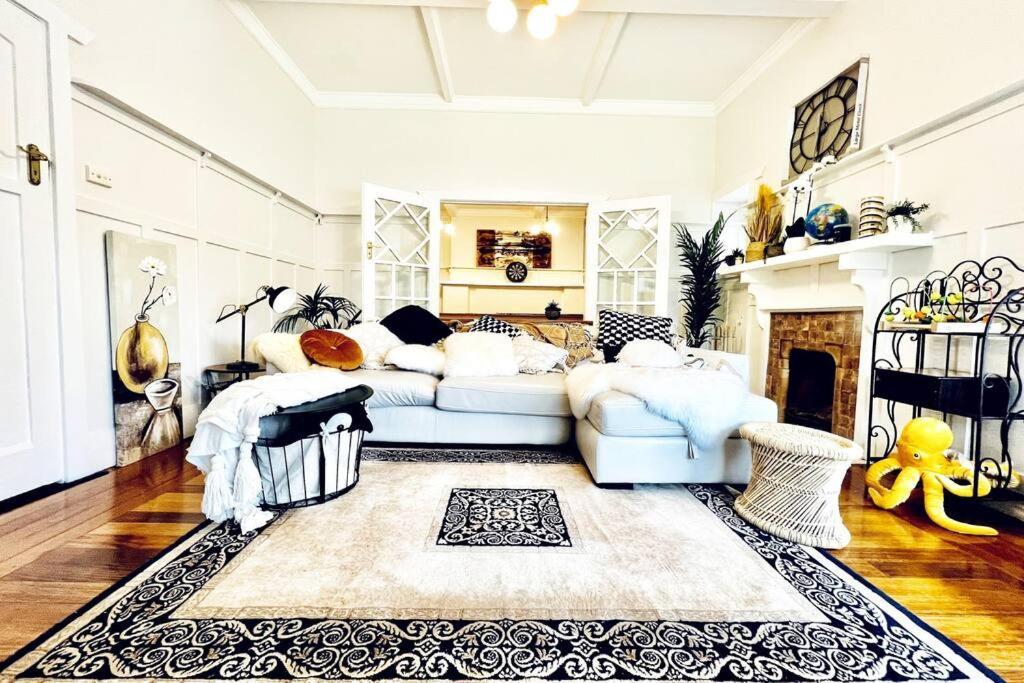 Charming King Beds Period With Amazing Rumpus And Outdoor Chimnea In Inner East Villa *