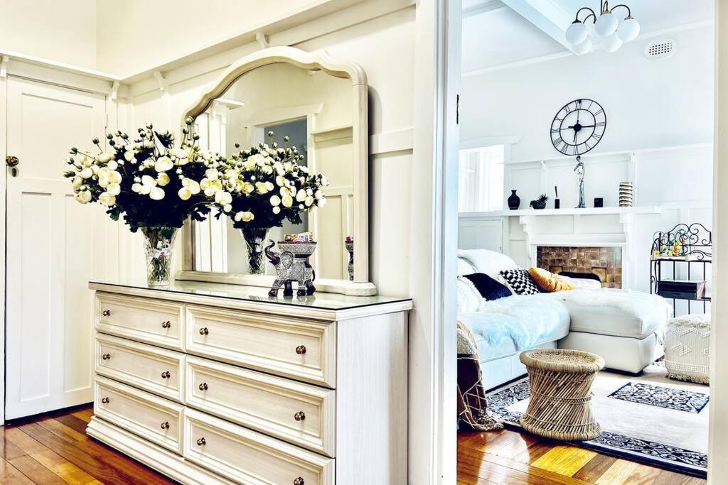 Charming King Beds Period With Amazing Rumpus And Outdoor Chimnea In Inner East *