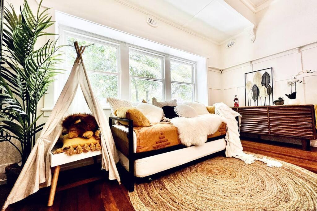 Villa Charming King Beds Period With Amazing Rumpus And Outdoor Chimnea In Inner East