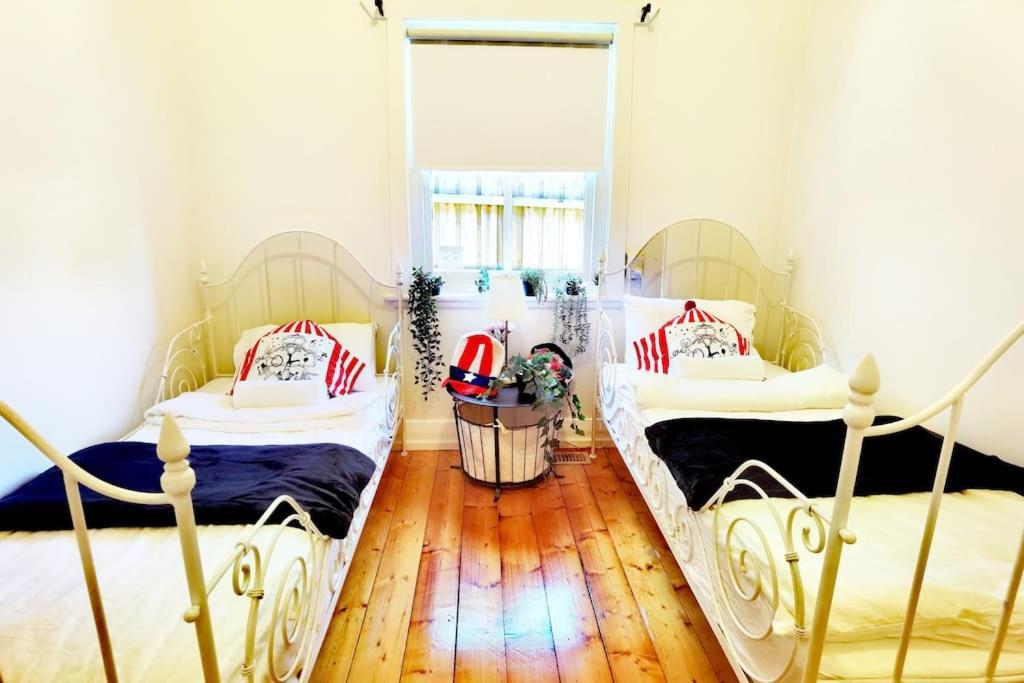 Charming King Beds Period With Amazing Rumpus And Outdoor Chimnea In Inner East Villa *