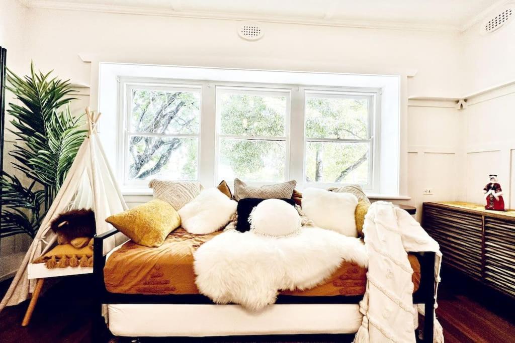Charming King Beds Period With Amazing Rumpus And Outdoor Chimnea In Inner East Villa *