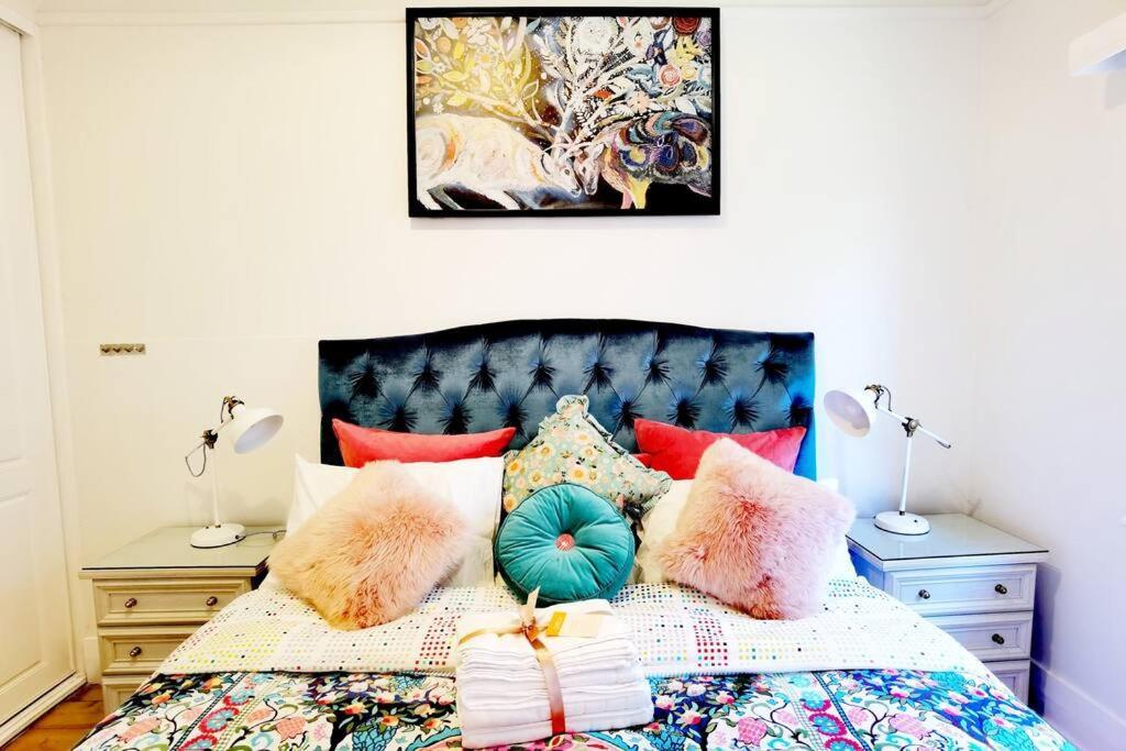 Charming King Beds Period With Amazing Rumpus And Outdoor Chimnea In Inner East Villa