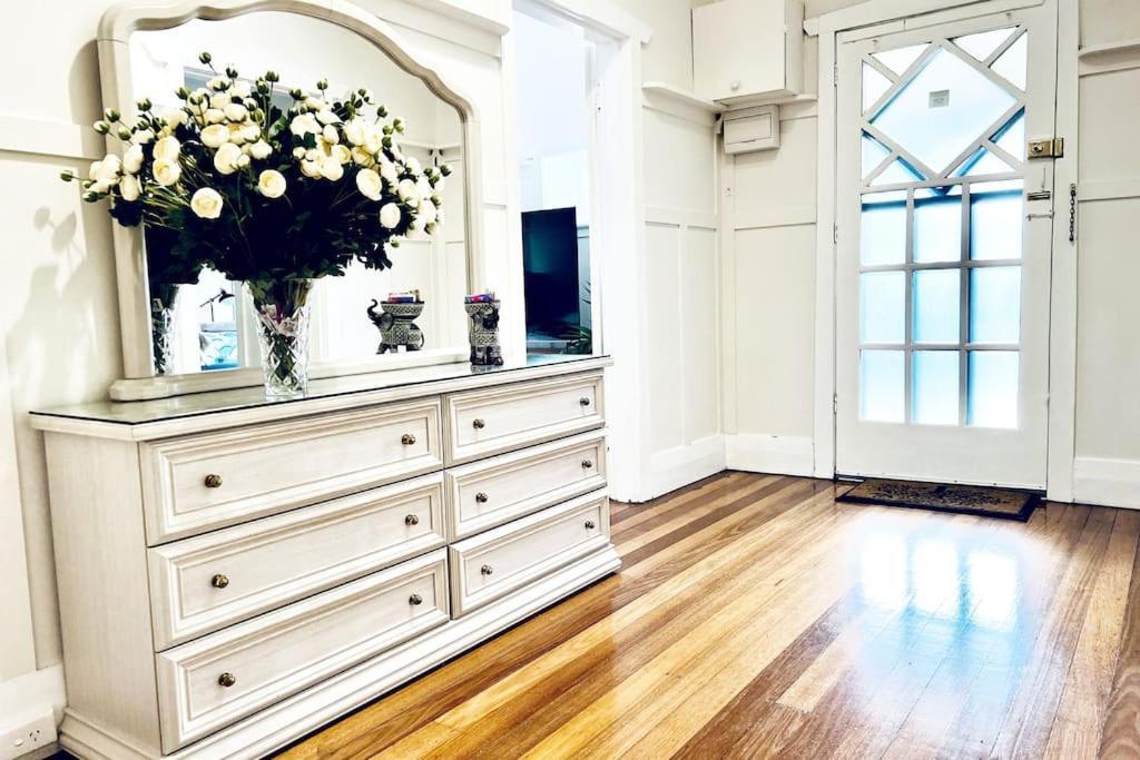 Villa Charming King Beds Period With Amazing Rumpus And Outdoor Chimnea In Inner East Melbourne